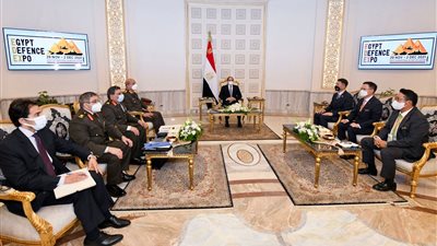 السيسي يستقبل رئيس شركة هانوا الكورية للصناعات العسكرية والدفاعية