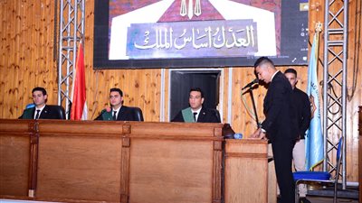 محافظ سوهاج ورئيس الجامعة يشهدان المحاكمة الصورية لطلاب كلية الحقوق | صور 