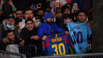 محبو ميسي يحتشدون أمام مسرح دو شاتليه قبل انطلاق حفل الكرة الذهبية | فيديو وصور 