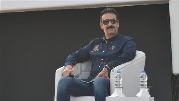 الفنان كريم عبد العزيز