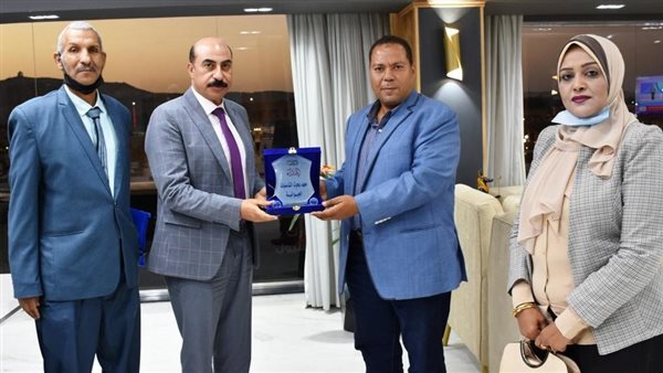 محافظ أسوان