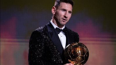 الصحف العالمية تحتفي بفوز ميسي بـ الكرة الذهبية | صور