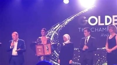 زوجة محمد صلاح تتسلم جائزة القدم الذهبية بالنيابة عنه