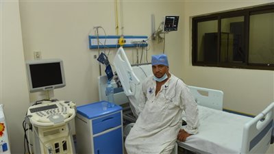 رغم تحذير الأطباء من خطورة العملية.. زوجة تتبرع لزوجها بإحدى كليتيها بأسيوط | صور 