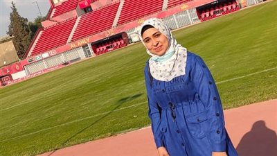 من صغري بعشقه وأبويا زملكاوي.. فتاة ترسم لاعبي الأهلي وتحلم بالعمل في النادي | صور