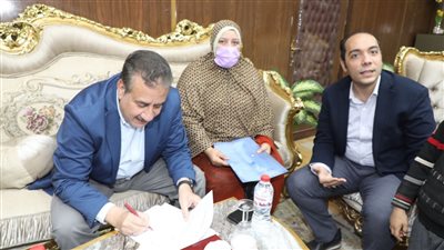 محافظ المنوفية يصرف مساعدات مالية ومواد غذائية لعدد من أهالي قرية شنوان │ صور