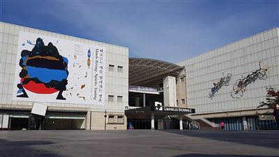 تأجيل أشهر معرض آسيوي للفن المعاصر عامًا كاملًا