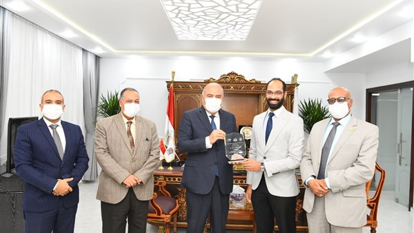 محافظ قنا خلال اجتماعه