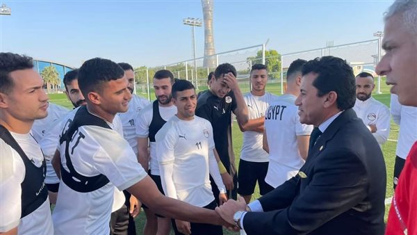 وزير الرياضة مع لاعبي