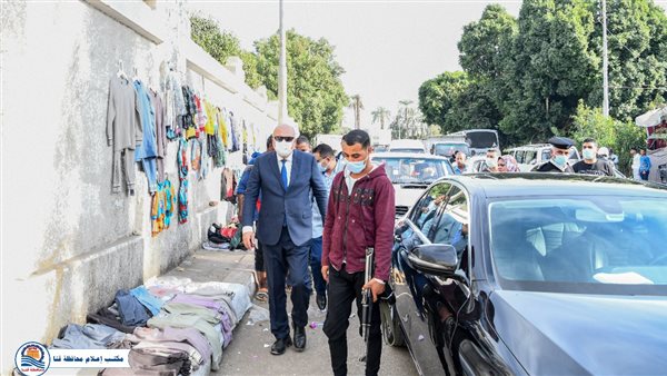 محافظ قنا يجري جولة