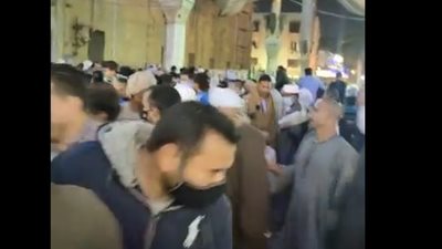 ساحة الحسين تكتظ بالآلاف لإحياء الليلة الختامية لذكرى قدوم رأسه الشريف | صور