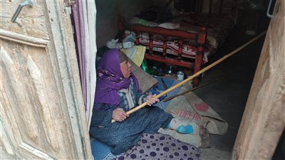 تحتاج كرسي كهرباء ومصاريف علاج.. سيدة بالمنوفية مصابة بالشلل تزحف لقضاء متطلباتها| فيديو 