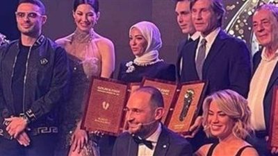 محمد صلاح يكرم زوجته على طريقته الخاصة.. والجمهور ينقسم بين مؤيد ومعارض | فيديوجراف