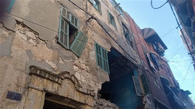 إزالة الأجزاء الخطِرة من عقارين بغرب الإسكندرية 