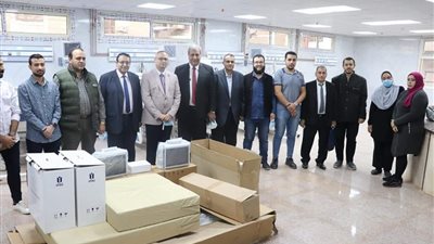 أطباء الدفعة 52 بكلية طب بنين الأزهر يتبرعون بأجهزة تنفس صناعي بقيمة بنصف مليون جنيه لصالح المرضى | صور