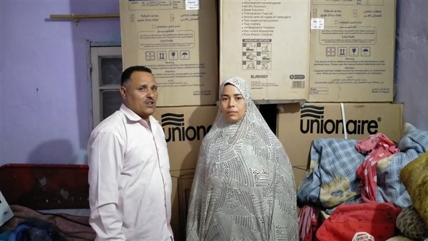 الأسرة مع هدية السيدة