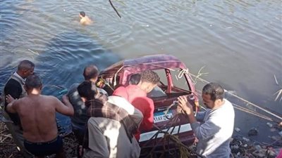 إصابة 5 تلاميذ وسائق في حادث تصادم سيارتين بـ سوهاج | صور