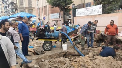 إصلاح كسر في ماسورة مياه عمومية أمام مستشفى «أحمد ماهر» بالإسكندرية