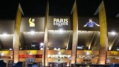 باريس سان جيرمان يضع ميسي على واجهة بارك دي برانس احتفالًا بـ الكرة الذهبية | فيديو