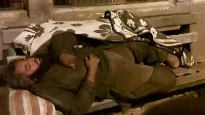 بث مباشر| شاب يفترش شوارع بورفؤاد حزنًا على وفاة والدته.. والأهالي: نطالب بعلاجه ونقله إلى مكان لائق