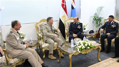 لقاءات ثنائية لقادة الأفرع الرئيسية وكبار قادة القوات المسلحة بهدف تعزيز أواصر التعاون العسكري