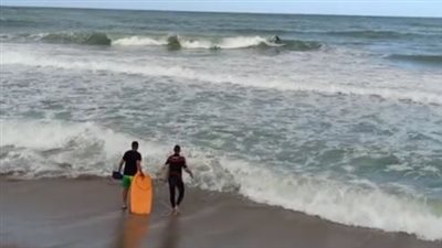 رغم التحذيرات من الأحوال الجوية.. راكبو الأمواج يتحدّون نوة قاسم بالإسكندرية | بث مباشر 