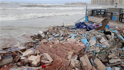 انهيار سور وغرفة بشاطئ سيدى بشر ووضع صدادات لمنع خروج المياه لكورنيش الإسكندرية