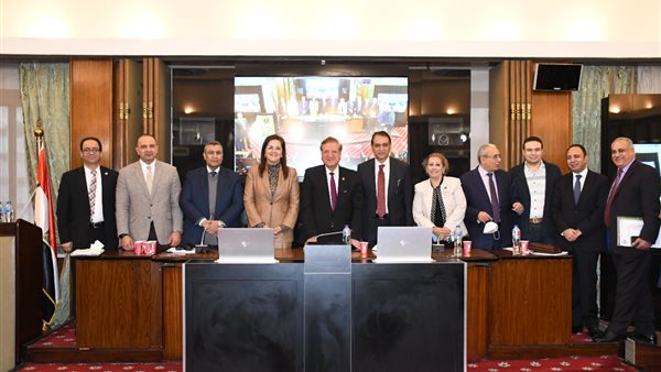 وزيرة التخطيط هالة