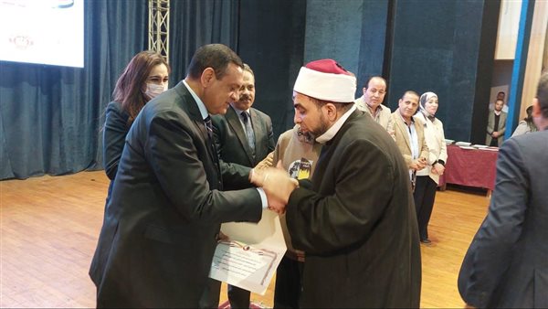 محافظ البحيرة يكرم