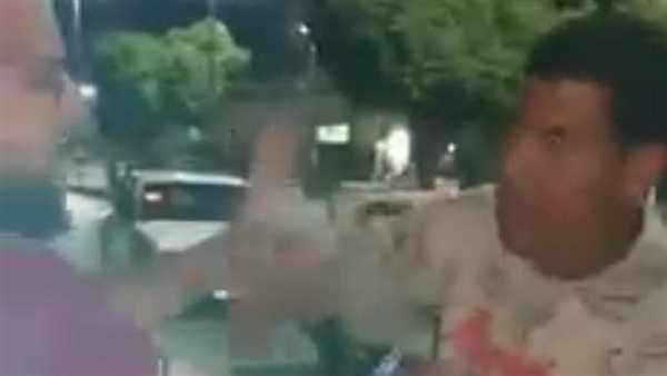 شاب يلقن متحرش علقة