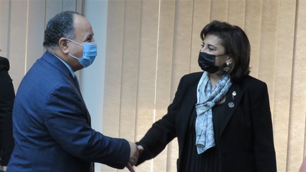 وزير المالية مع مدير