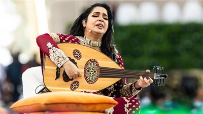 فاطمة زهرة تصدح بأجمل الأغاني الإماراتية في ساحة الوصل بإكسبو 2020 وسط تفاعل الجمهور