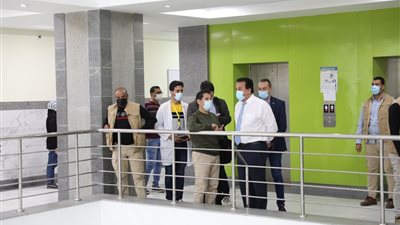 خالد عبد الغفار يتفقد مستشفى العجمي التخصصي ويشيد بمستوى الأداء والالتزام بالإجراءات الاحترازية