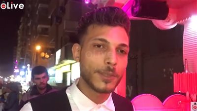 تحت الأمطار.. شاب يتحدى البطالة بالدقهلية ويتجول بعربة حمص شام وبليلة | فيديو 