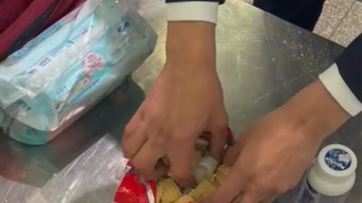 ضبط راكبين بالمطار لمحاولتهما تهريب كميات كبيرة من أدوية السرطان | صور