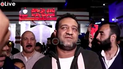 حشد جماهيري حول أحمد مرتضى بعد ظهوره مصابا داخل الزمالك: يا ريتنا كنا بدالك | فيديو 