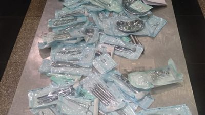 ضبط راكب أجنبي بالمطار لمحاولته تهريب كميات كبيرة من مستلزمات طب الأسنان | صور