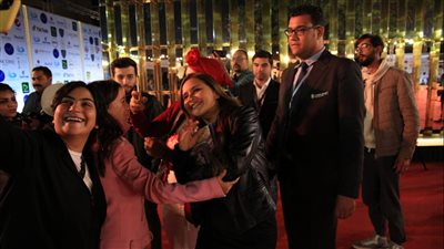 نيللي كريم تحمل مجلة ميكي وعلاء الدين على ريد كاربت مهرجان القاهرة السينمائي | صور 