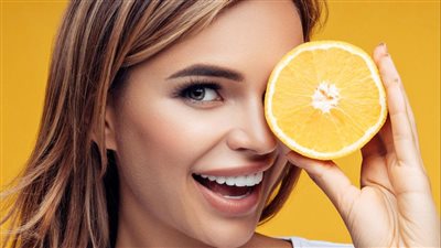 أبرزها علاج القشرة ومنع التساقط.. فوائد فيتامين c للشعر وكيفية استخدامه