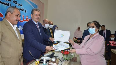 لقوا ربهم وهم على رأس العمل.. مياه الفيوم تُكرِّم 33 من أسر المتوفين والمحالين للمعاش