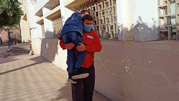 علي محمد يحمل صديقه