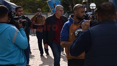 وصول أحمد شوبير لحضور صلاة الجنازة على الراحل أدهم السلحدار | فيديو