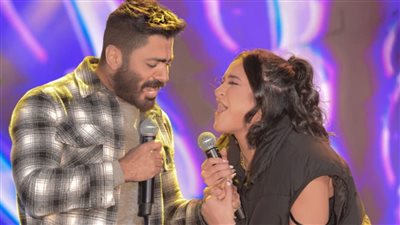 تقديم موهبة جديدة وامتلاء القاعة بالحضور.. مشاهد من حفل تامر حسني بجامعة المستقبل