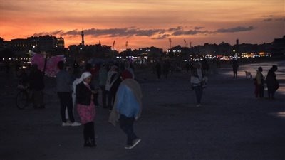 السماء بلون الذهب.. العشرات يشهدون لحظات الغروب على شاطئ بورسعيد | صور وفيديو 