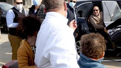 مواطن لـ السيسي: نفسي مدفعش إيجار ويبقي عندي شقة ومحل.. والرئيس: حاضر| فيديو 