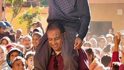 حملوه على الأكتاف.. معلمون يكرمون زميلهم لبلوغه سن المعاش بالأقصر
