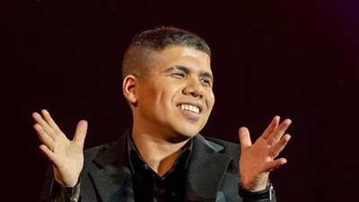 عمر كمال يستبدل كلمات أغنيته للمرة الثانية في حفله بالسعودية | فيديو