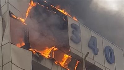 بطولة جديدة.. ضابط يخمد حريق مبنى بالتجمع الخامس ويمنع وقوع كارثة | فيديو 