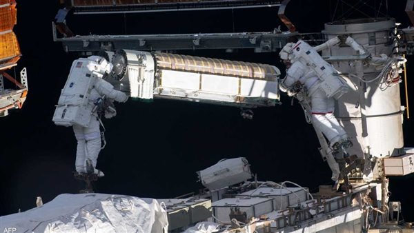  رائدي فضاء خارج