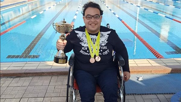 علي محمود بطل السباحة